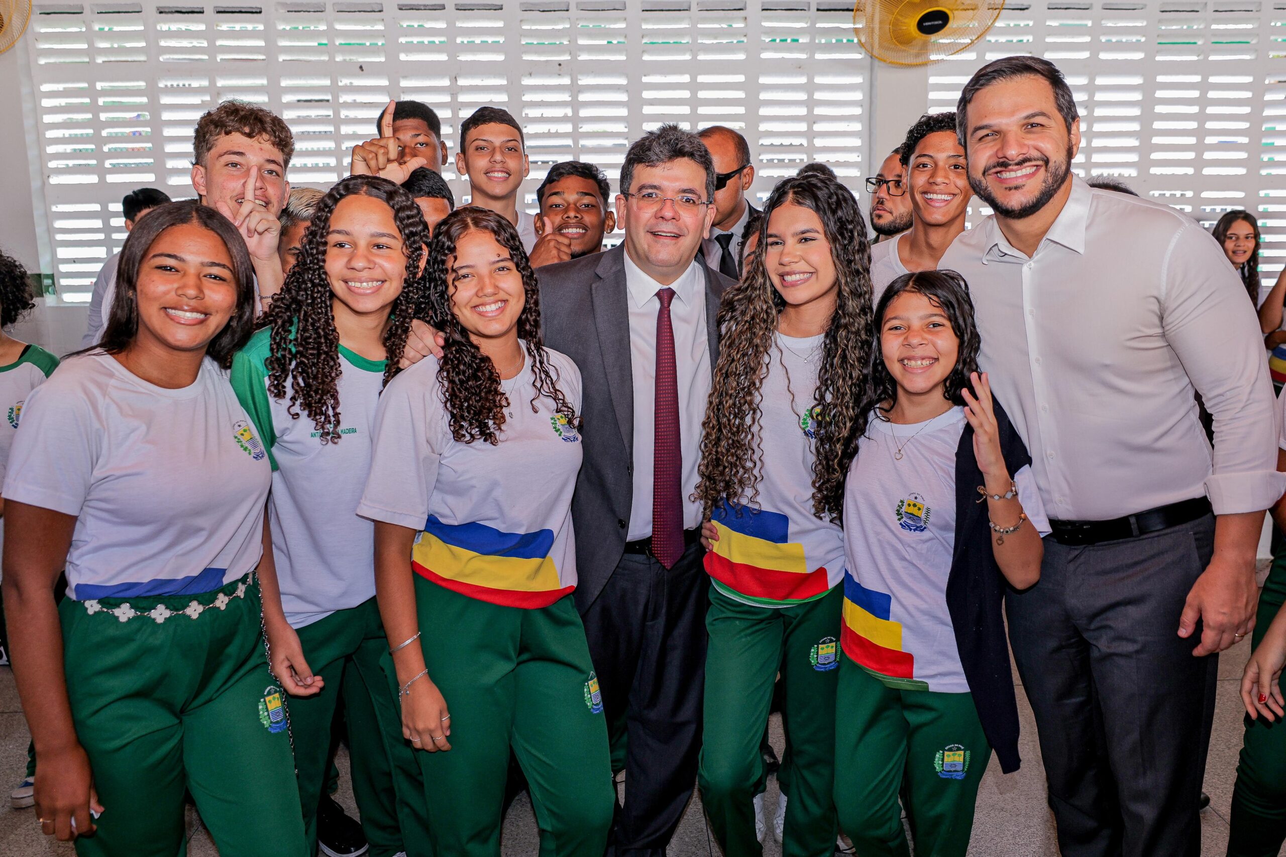 Governador inaugura reforma e modernização de Escola de Tempo Integral no Centro de Teresina