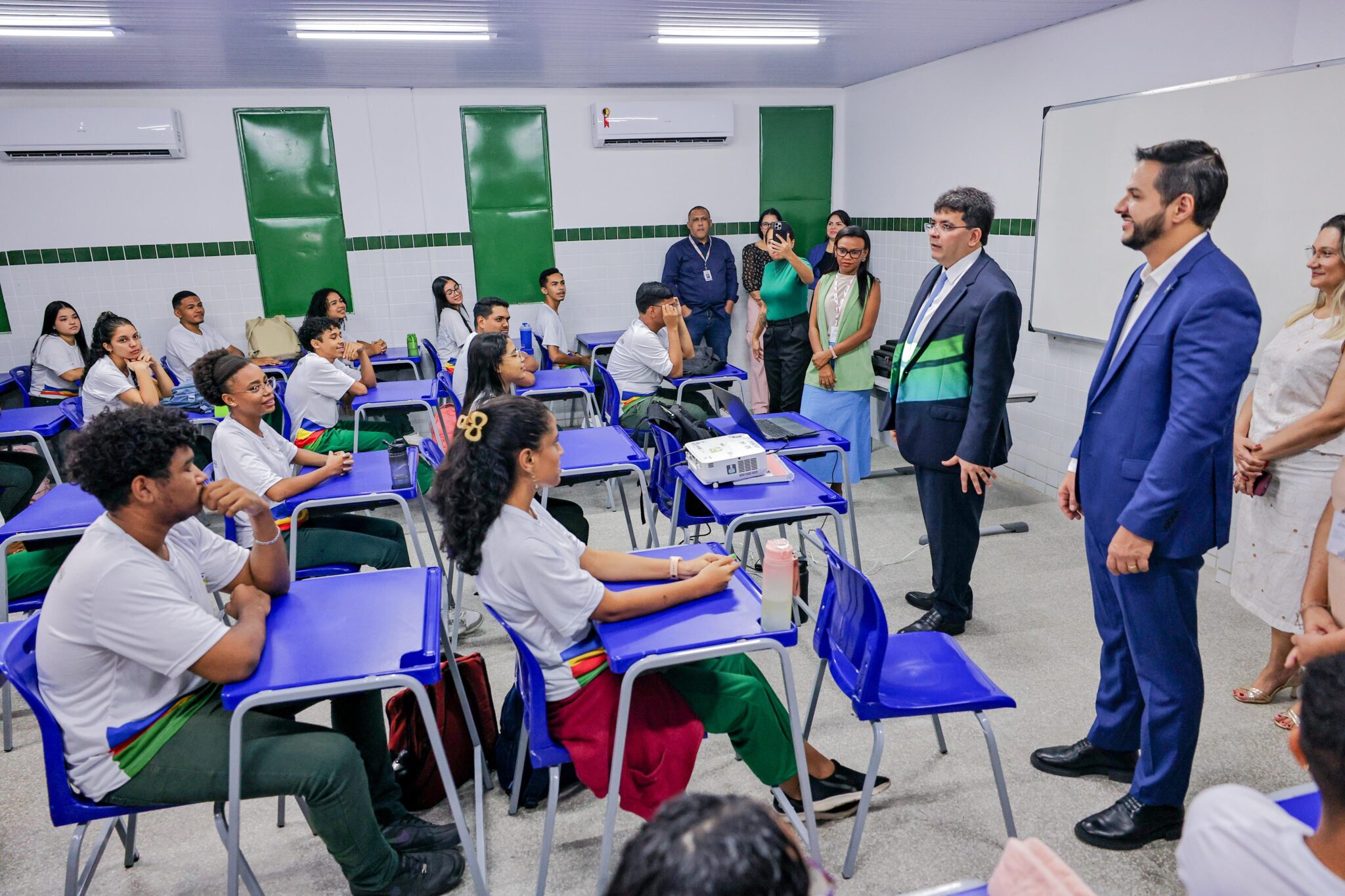 Governo autoriza um dos maiores concursos públicos da história da Seduc com 4 mil vagas para professor